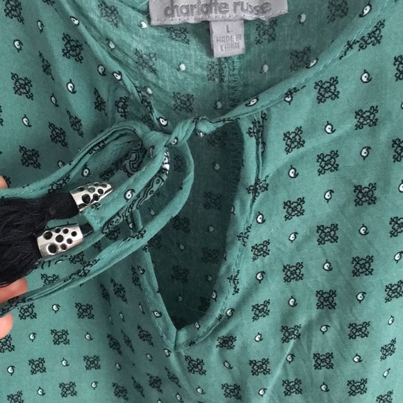 Tassel-tie Peekaboo sleeveless blouse - Picture 5 of 5